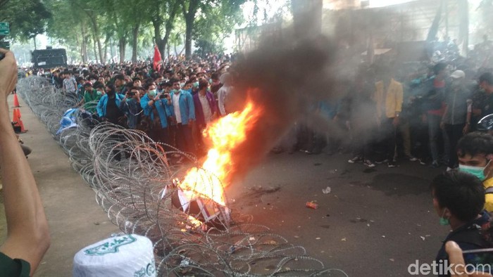 Makin Panas, Mahasiswa di Medan Bakar Ban dan Rusak Kawat Berduri