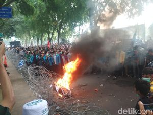 Makin Panas, Mahasiswa di Medan Bakar Ban dan Rusak Kawat Berduri