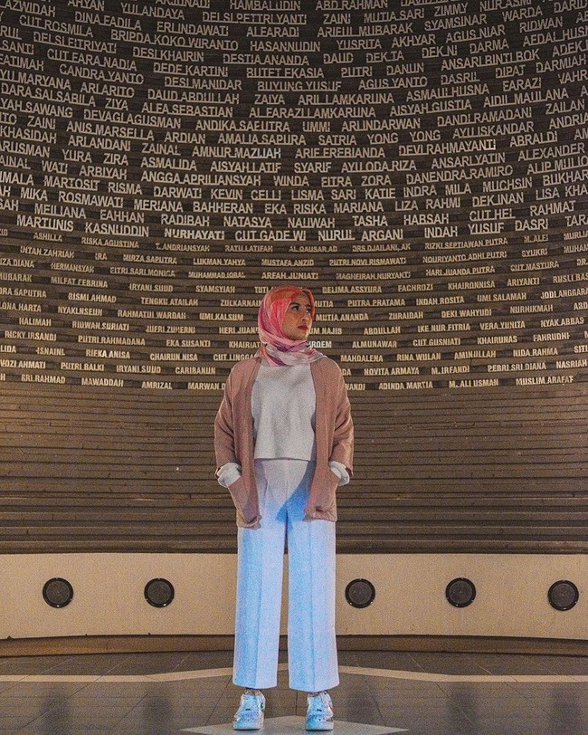 Awkarin pergi ke Aceh karena ingin mendatangi satu per satu dari 34 Provinsi di Indonesia. Dan daerah yang pertama ia kunjungi adalah Aceh. Dari setiap kunjungannya ke berbagai provinsi itu, Karin membuat konten dengan judul Kelana Karin untuk chanel Youtubenya. Foto: Dok. Instagram @awkarin