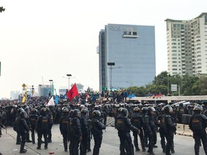 Jaga Simpang Slipi, Brimob Halau Mahasiswa yang Hendak Kembali ke Depan DPR
