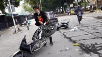 Terlihat beberapa kendaraan bermotor ikut rusak di sekitar lokasi demo.