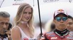 Senyum Manis Umbrella Girl MotoGP Aragon
