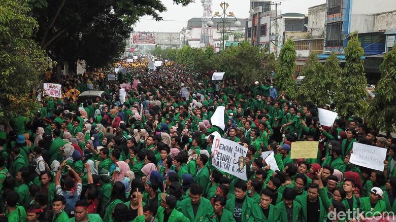 Demo Tolak Ruu  Kontroversi Mahasiswa Kepung Dprk Lhokseumawe