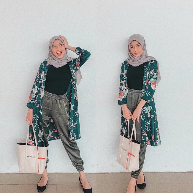 Saat mengunjungi salah satu rumah warna-warni di Aceh, Awkarin pun berkhayal. Sedang berhalu-halu ria, apakah ternyata Imamku kelak asalnya dari Aceh?” tulisnya.Foto: Dok. Instagram @awkarin