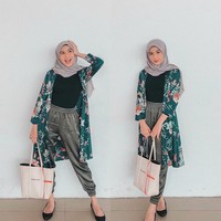 Saat mengunjungi salah satu rumah warna-warni di Aceh, Awkarin pun berkhayal. Sedang berhalu-halu ria, apakah ternyata Imamku kelak asalnya dari Aceh?” tulisnya.Foto: Dok. Instagram @awkarin