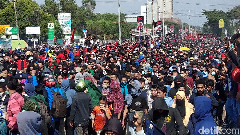 Mahasiswa Masih Sesaki Jalanan, Berusaha Dekati DPRD Sulsel Mahasiswa Masih Sesaki Jalanan, Berusaha Dekati DPRD Sulsel