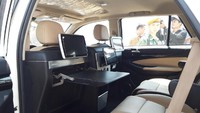Interior mobil berkapasitas 4 penumpang ini terlihat mewah, termasuk di bangku baris kedua. Hanya mampu memuat 2 orang penumpang, fitur hiburan terdapat 3 LCD Monitor yang berada di kanan, kiri, dan tengah. Foto: Ragil Ajiyanto