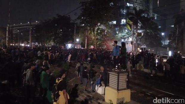 Mahasiswa dan polisi terlibat ricuh di Palmerah, KRL sempat tertahan di stasiun