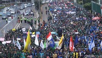 Mahasiswa saling berpegangan merapatkan barisan.