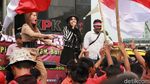 Massa Pendukung Pimpinan Baru Goyang Dangdut di KPK