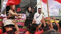 Dua biduanita ikut memeriahkan dengan sejumlah lagu diiringi permainan organ tunggal.