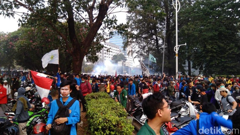 Ditembak Gas Airmata, Mahasiswa Mundur hingga Stasiun Palmerah Ditembak Gas Airmata, Mahasiswa Mundur hingga Stasiun Palmerah