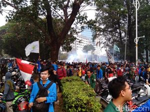 Masih Ada Sisa-sisa Gas Air Mata, Ini Tips Jika Lewat Sekitar Lokasi Demo