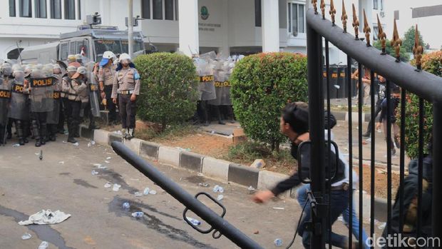 BEM Unisba Kutuk Tindakan Represif Polisi Amankan Aksi di Bandung