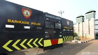 Kendaraan taktis Korps Brimob telah disiagakan untuk mengamankan aksi.