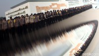 Para personel Polri mengikuti apel di gedung DPR.