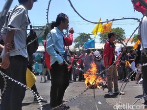 Demo Hari Tani di DPRD Jatim, Massa Bakar Spanduk dan Injak Kawat Berduri