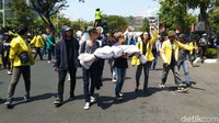 Mereka membawa pocong sebagai bentuk protes terhadap UU KPK yang baru dan sejumlah revisi undang-undang. Mereka membawa pocong sebagai bentuk protes terhadap UU KPK yang baru dan sejumlah revisi undang-undang.