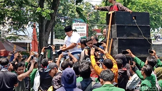 Demo 1.000 Mahasiswa di Kediri Blokade Jalan Propinsi 