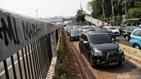 Banyak kendaraan pribadi yang melewati jalur TransJakarta untuk menghindari kemacetan.