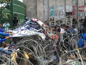 Rusak Kawat Duri, Mahasiswa yang Demo di DPR Minta Gerbang Dibuka