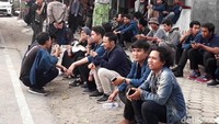 Rombongan mahasiswa ini tertahan karena dua dari lima bus yang mereka tumpangi terjaring razia lalu lintas pada pukul 04.00 WIB pagi tadi.