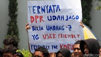 Massa menyampaikan aspirasi berkaitan sejumlah RUU yang dibahas di DPR RI.