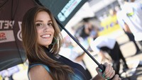 Senyum lebar umbrella girl MotoGP Aragon (Mirco Lazzari gp/Getty Images)