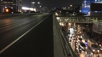 Tak ada satu pun kendaraan yang melintas.
