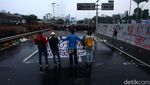 Suasana Saat Mahasiswa-Polisi Bentrok di Depan Gedung DPR