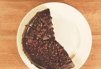 Yummy! Ada Pie Black Forest dalam Cake Cokelat yang Legit Manis