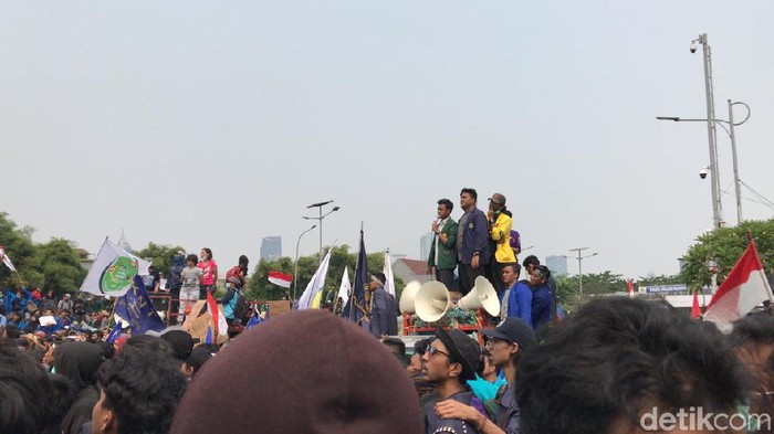 Diwarnai Aksi Lempar Botol, Mahasiswa Minta Polisi Mundur dari Gerbang DPR