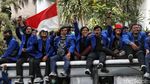 Bawa Spanduk Hingga Bendera, Mahasiswa Mulai Memenuhi Senayan