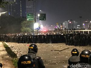 Mahasiswa-Polisi Masih Bentrok, Ricuh Bergeser ke Flyover Slipi