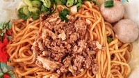 Mie tasik Selecta terkenal di Tasikmalaya. Lihat saja mienya yang diaduk dengan kecap, ditambah bakso dan daun bawang cincang.  Foto : Instagram @my.appetite