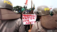 Mahasiswa kritis DPR apatis salah satu poster yang dibawa mahasiswa.