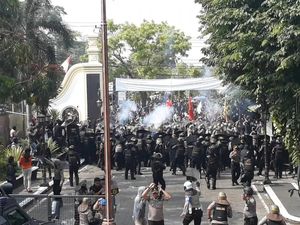 Aksi #BengawanMelawan Ricuh, Polisi Tembakkan Gas Air Mata