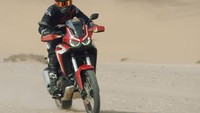 Honda menyebut Africa Twin 2020 sebagai motor yang punya performa off-road murni. Ditunjukkan dengan pembuatan video yang mengambil latar padang pasir. Foto: Dok. Honda
