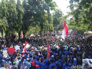 Demo 1.000 Mahasiswa di Kediri Blokade Jalan Propinsi
