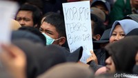 Massa aksi ini sebelumnya berkumpul di depan Gedung Sate, Jalan Diponegoro, Kota Bandung.
