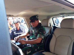 Kepala Staf TNI AU Jajal Mobil SUV Esemka