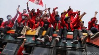 Mereka juga membawa sejumlah atribut.