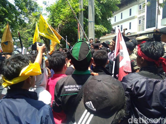 Ratusan Mahasiswa Lamongan Demo Tolak RUU Pertanahan di Kantor DPRD