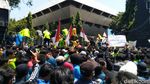 Mahasiswa Bawa Pocong dan Keranda Demo di DPRD Jateng