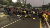 Beberapa mahasiswa lainnya masih berada di depan gedung DPR.