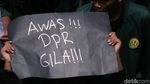 Deretan Tulisan Nyeleneh di Demo Mahasiswa Depan Gedung DPR