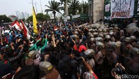 Tuntutan untuk bertemu pimpinan DPR pun belum terkabulkan.