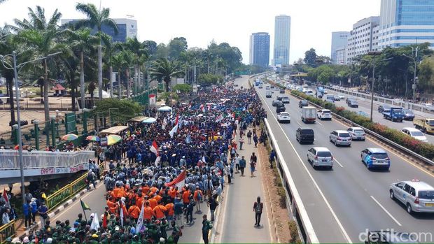 Mahasiswa yang Demo di DPR Makin Ramai, Lalin Gatsu Arah Slipi Tertutup