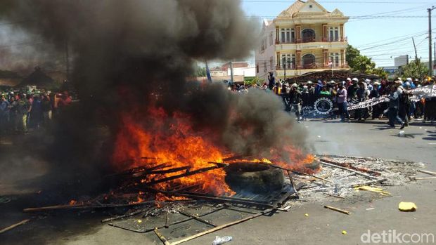 Aksi bakar ban di depan gedung DPRD Sulsel