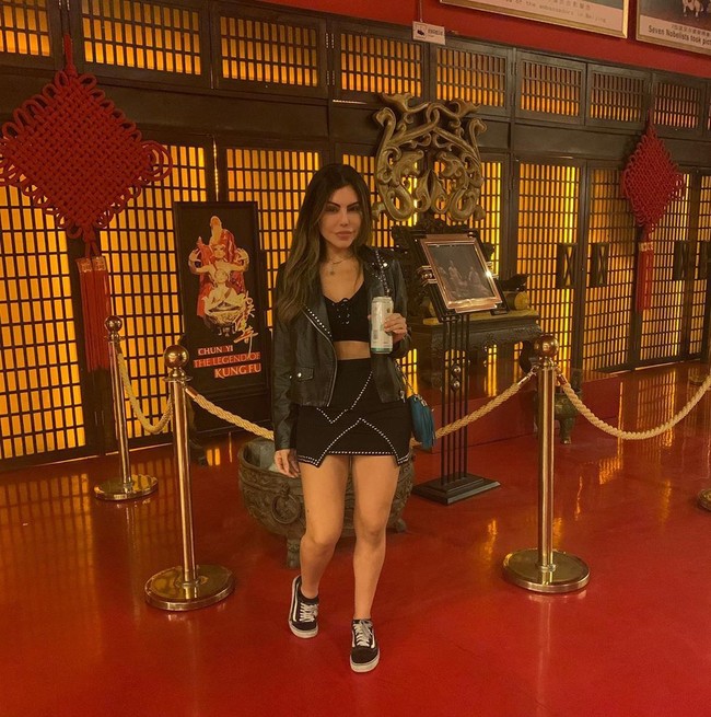 Itu bukan satu-satunya tindakan yang bisa menyebabkan model berusia 33 tahun ini di penjara di Korea Utara. Seperti dilansir Mirror, Liziane mengungkapkan bahwa dirinya mabuk dan mencuri topi tentara saat si pemiliknya berada di toilet ketika dalam perjalanan kereta api dari Korea Utara ke China dan berpose mengenakannya untuk selfie. Foto: dok. Instagram